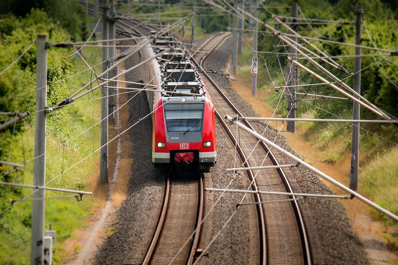 Das Bild zeigt eine Regionalbahn der DB.